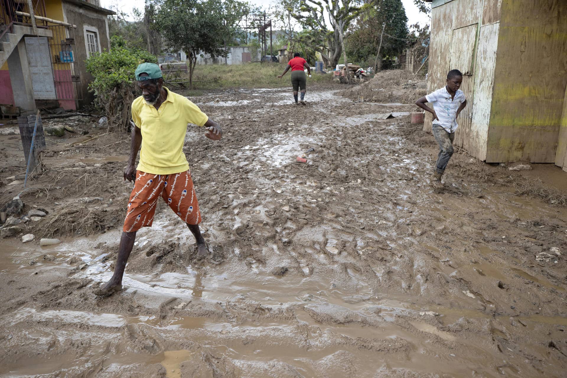 Personas caminan por una calle afectada por el paso del huracán Melissa, este domingo en Cave Valley (Jamaica). EFE/ Orlando Barría