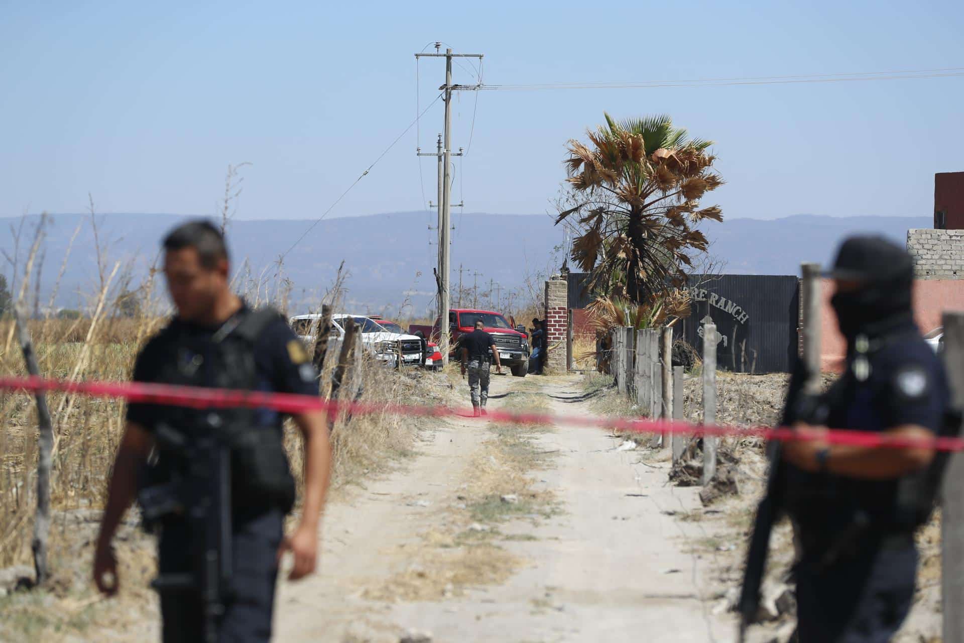 Fotografía de archivo en donde se observa a varios agentes de la fiscalía estatal resguardando el Rancho Izaguirre en Teuchitlán (México). EFE/ Francisco Guasco