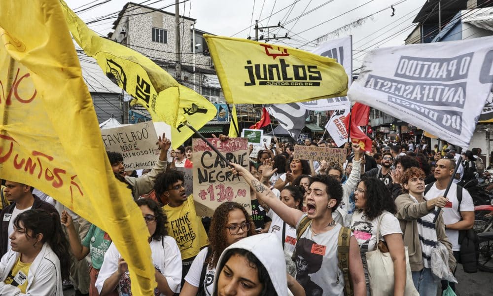 Residentes del complejo de favelas de Penha y representantes de movimientos sociales participan en un acto en la comunidad de Vila Cruzeiro este viernes, en Río de Janeiro (Brasil). EFE/André Coelho