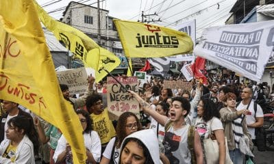 Residentes del complejo de favelas de Penha y representantes de movimientos sociales participan en un acto en la comunidad de Vila Cruzeiro este viernes, en Río de Janeiro (Brasil). EFE/André Coelho