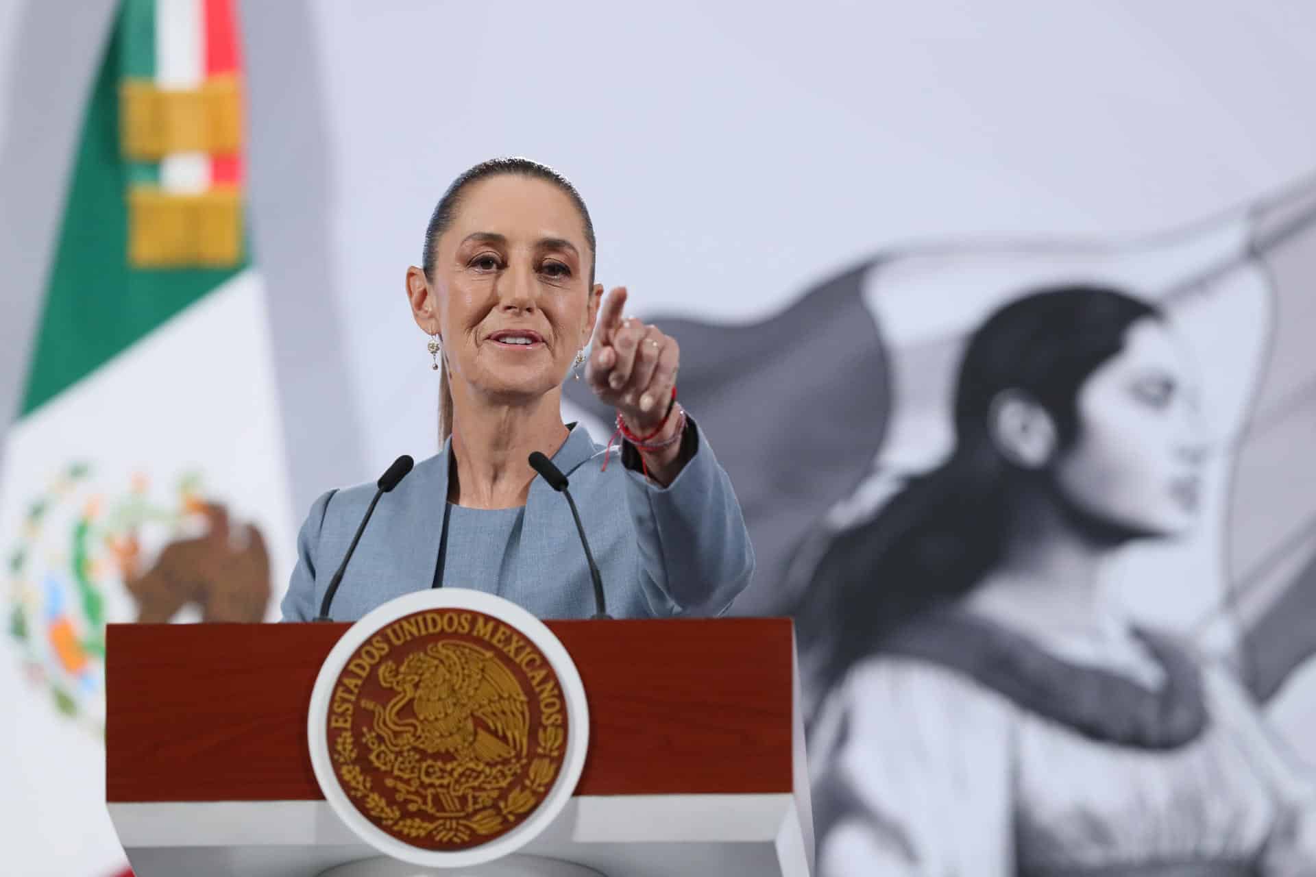 La presidenta de México, Claudia Sheinbaum, habla durante una rueda de prensa este jueves, en el Palacio nacional de la Ciudad de México (México). EFE/ Mario Guzmán