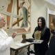 Imagen proporcionada por el Vaticano que muestra a la cantante italiana Laura Pausini (C) en una audiencia con el papa León XIV (I) en Ciudad de Vaticano, 12 noviembre 2025. EFE/EPA/MEDIOS DE COMUNICACIÓN de VATICANO HANDOUT USO EDITORIAL SÓLO/NINGUNA VENTA