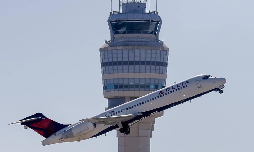 Fotografía de archivo de un avión Delta Air Lines pasando por la torre de control del Aeropuerto Internacional Hartsfield-Jackson, en Atlanta (Estados Unidos). EFE/ Erik S. Lesser