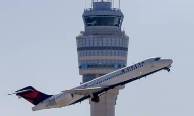 Fotografía de archivo de un avión Delta Air Lines pasando por la torre de control del Aeropuerto Internacional Hartsfield-Jackson, en Atlanta (Estados Unidos). EFE/ Erik S. Lesser