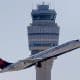 Fotografía de archivo de un avión Delta Air Lines pasando por la torre de control del Aeropuerto Internacional Hartsfield-Jackson, en Atlanta (Estados Unidos). EFE/ Erik S. Lesser