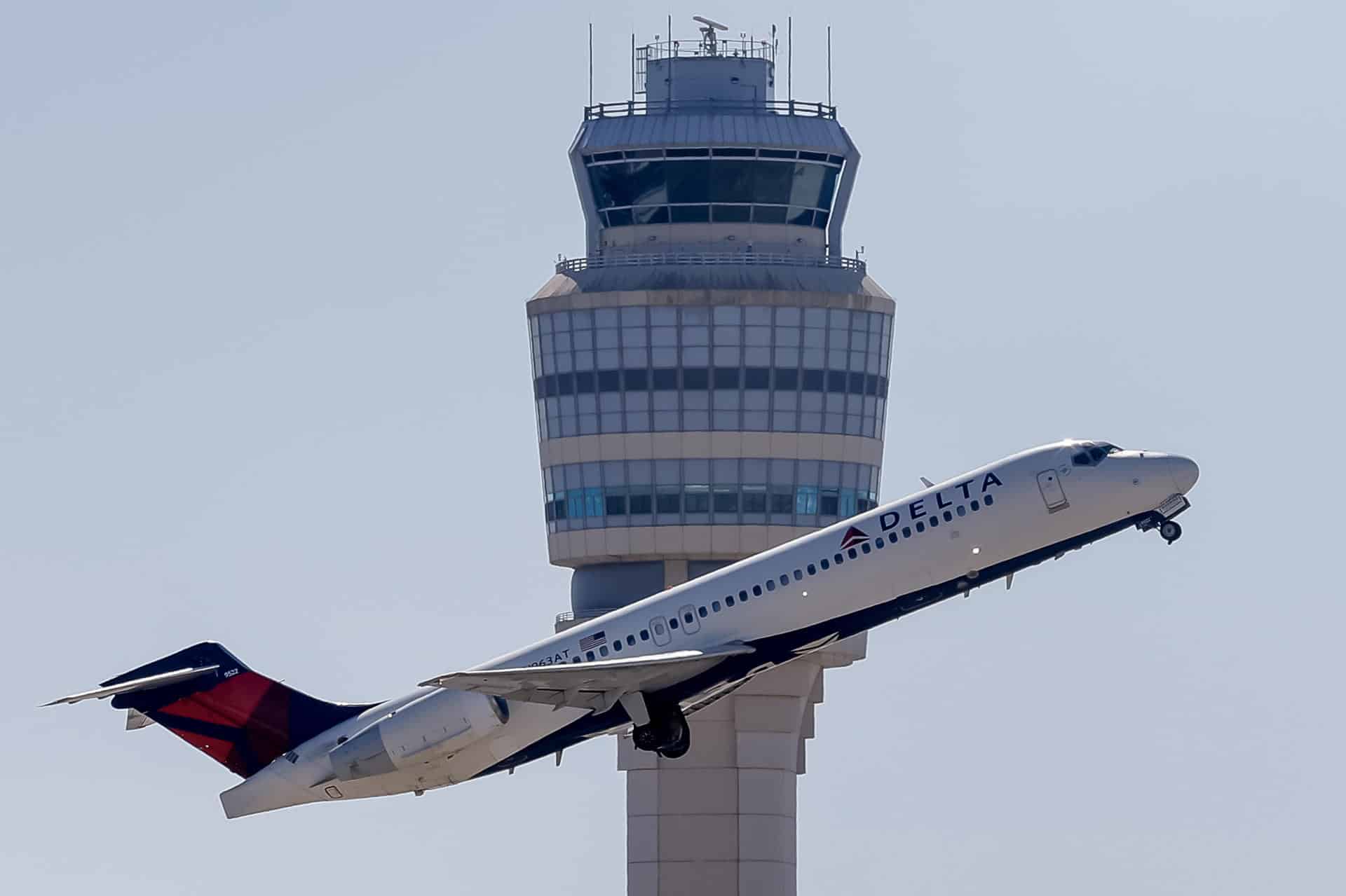 Fotografía de archivo de un avión Delta Air Lines pasando por la torre de control del Aeropuerto Internacional Hartsfield-Jackson, en Atlanta (Estados Unidos). EFE/ Erik S. Lesser