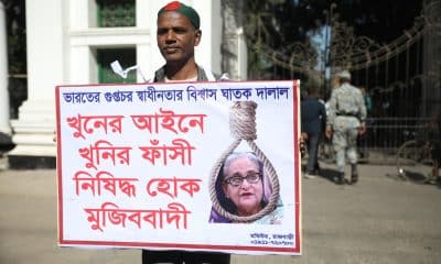 Un manifestante sostiene un cartel con el rostro de la ex primera ministra de Bangladés, Sheikh Hasina, frente al Tribunal de Crímenes Internacionales (ICT). EFE/EPA/MONIRUL ALAM