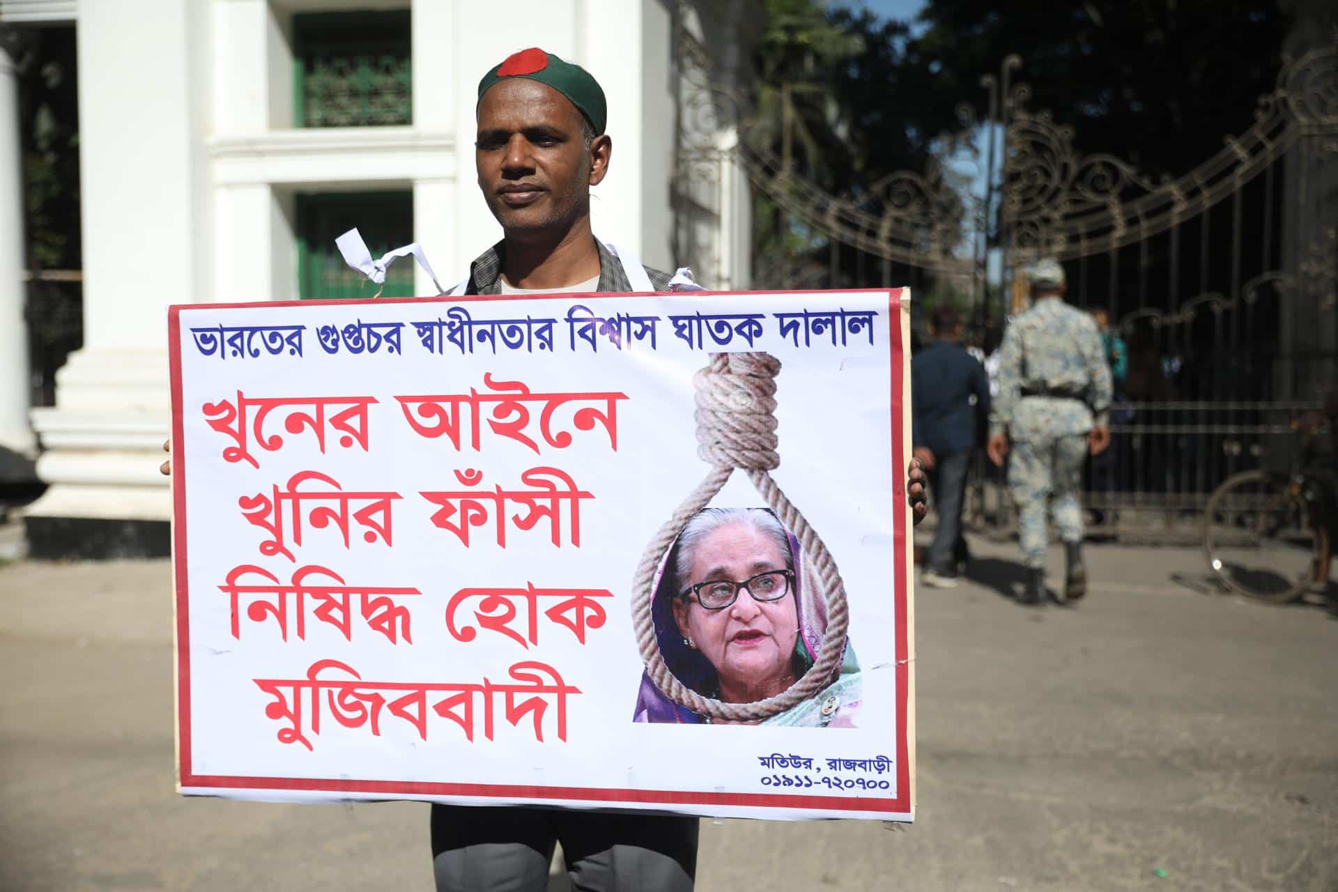 Un manifestante sostiene un cartel con el rostro de la ex primera ministra de Bangladés, Sheikh Hasina, frente al Tribunal de Crímenes Internacionales (ICT). EFE/EPA/MONIRUL ALAM