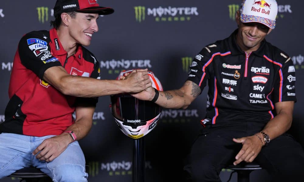 Foto de archivo de Marc Márquez (Ducati Lenovo Team) junto a Jorge Martín (Aprilia Racing), durante la rueda de prensa del pasado Gran Premio de Cataluña. EFE/ Alejandro García