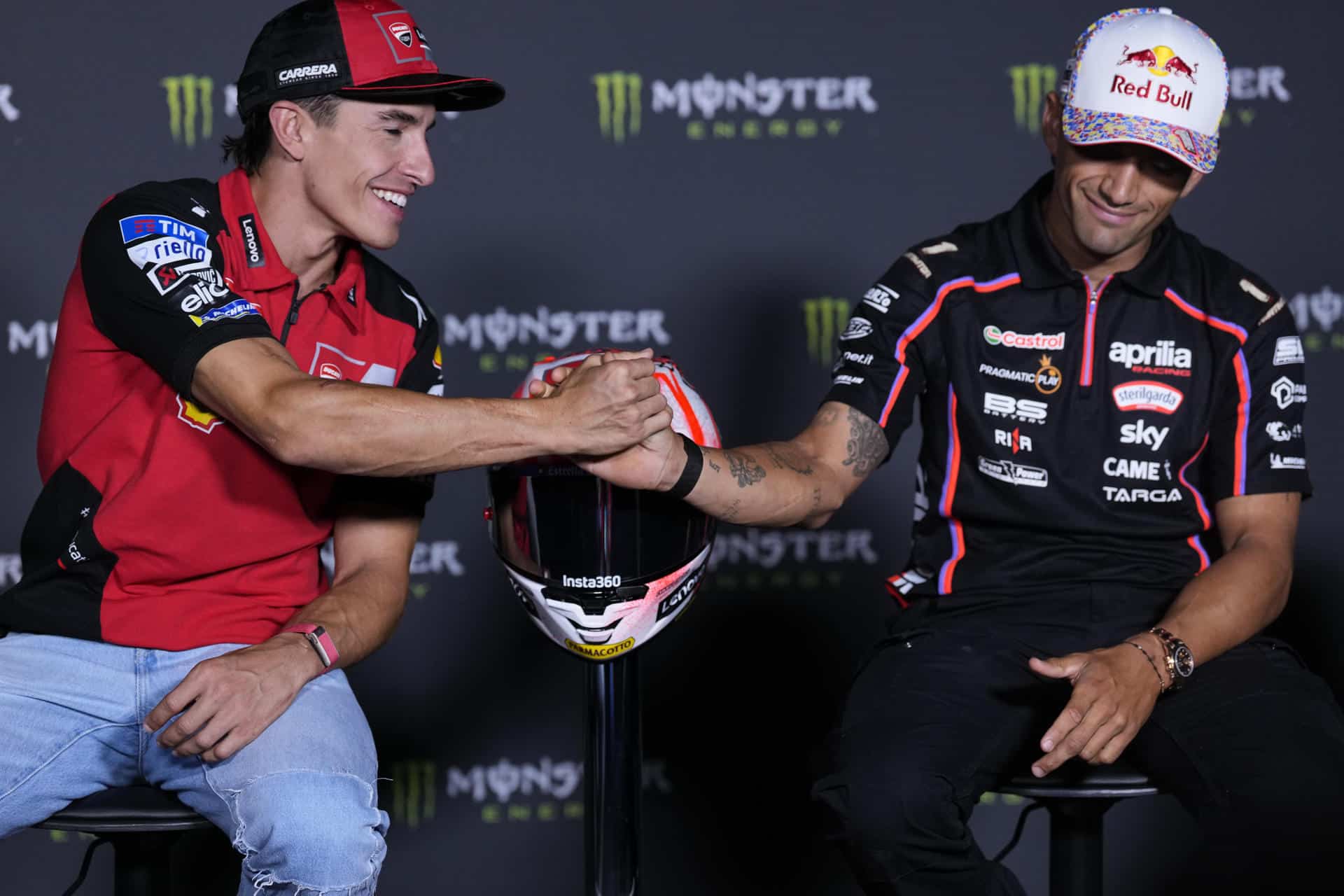 Foto de archivo de Marc Márquez (Ducati Lenovo Team) junto a Jorge Martín (Aprilia Racing), durante la rueda de prensa del pasado Gran Premio de Cataluña. EFE/ Alejandro García