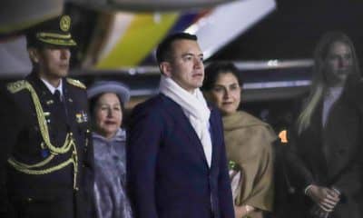Fotografía del 7 de noviembre de 2025 del presidente de Ecuador, Daniel Noboa (c), en el Aeropuerto Internacional El Alto, en El Alto (Bolivia). EFE/ Gabriel Márquez