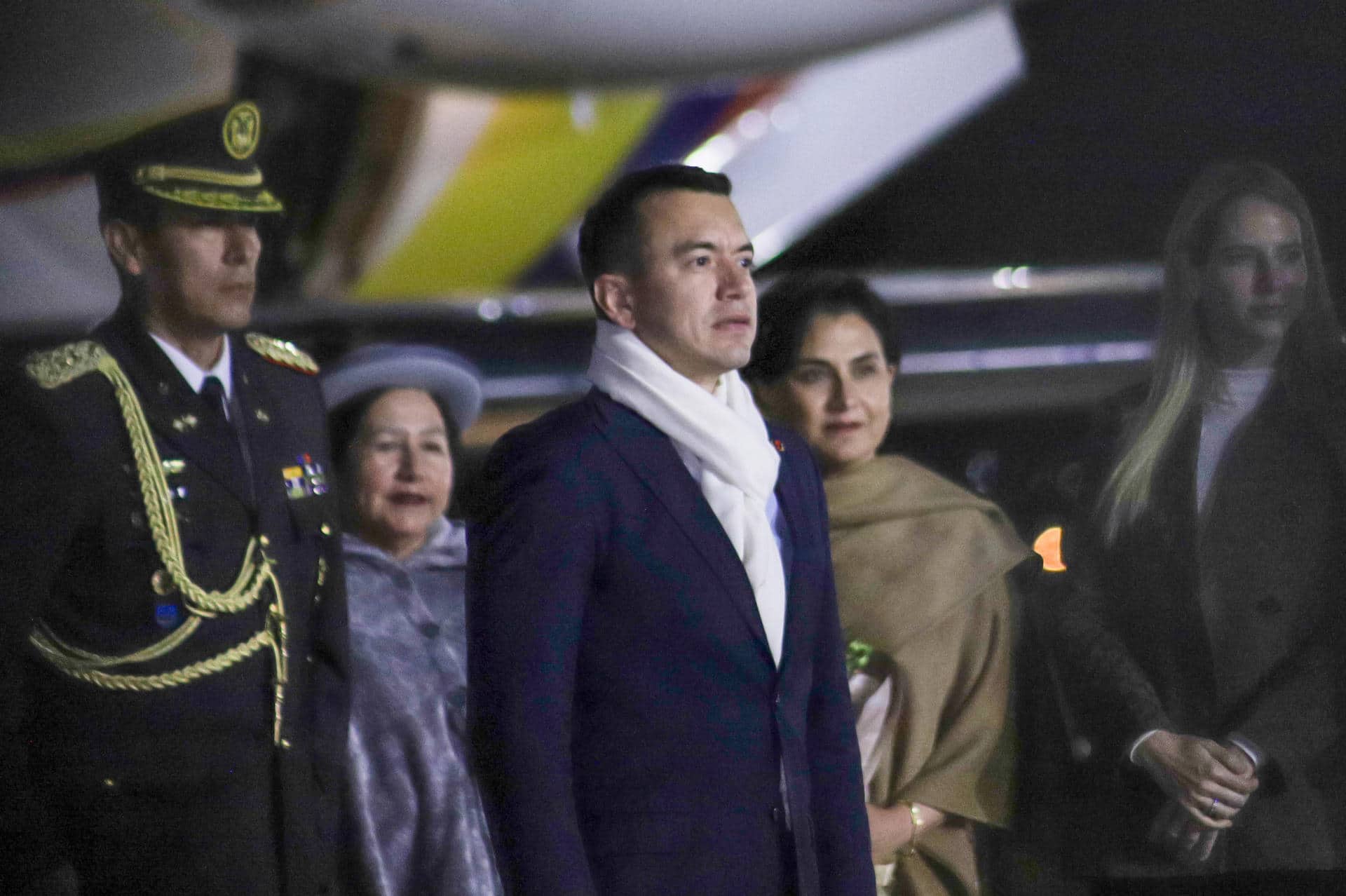 Fotografía del 7 de noviembre de 2025 del presidente de Ecuador, Daniel Noboa (c), en el Aeropuerto Internacional El Alto, en El Alto (Bolivia). EFE/ Gabriel Márquez