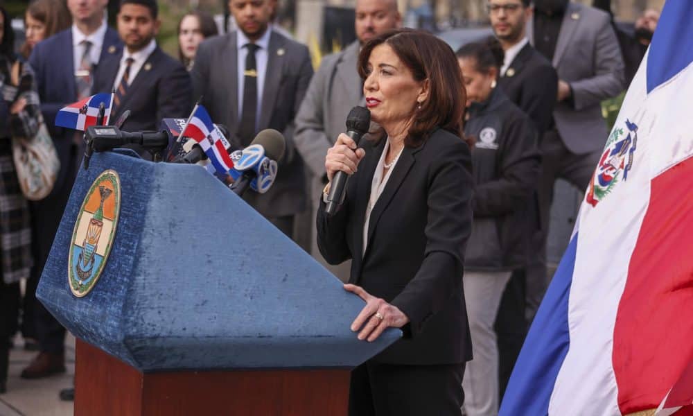 Fotografía de archivo, tomada el pasado 14 de abril, de la gobernadora del estado de Nueva York, Kathy Hochul (c-d), durante un acto público en presencia de al comunidad dominicana, en Nueva York (NY, EE.UU.). EFE/Sarah Yenesel