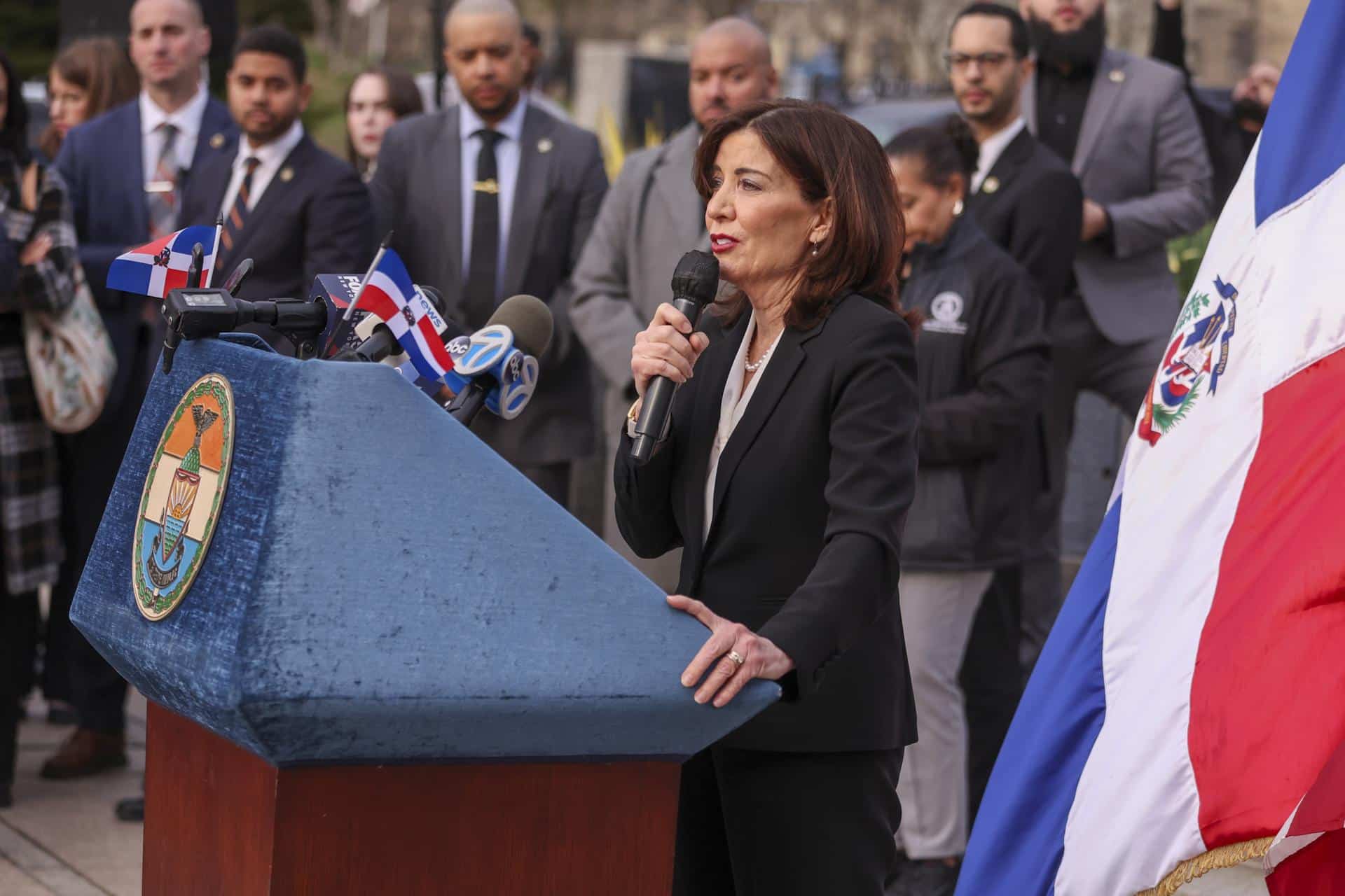 Fotografía de archivo, tomada el pasado 14 de abril, de la gobernadora del estado de Nueva York, Kathy Hochul (c-d), durante un acto público en presencia de al comunidad dominicana, en Nueva York (NY, EE.UU.). EFE/Sarah Yenesel