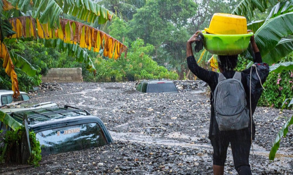 Una persona observa vehículos atrapados por las inundaciones causadas por el paso del huracán Melissa en Petit-Goâve (Haití). EFE/ Mentor David Lorens
