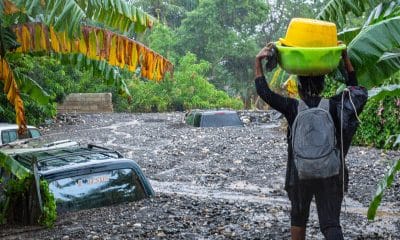 Una persona observa vehículos atrapados por las inundaciones causadas por el paso del huracán Melissa en Petit-Goâve (Haití). EFE/ Mentor David Lorens
