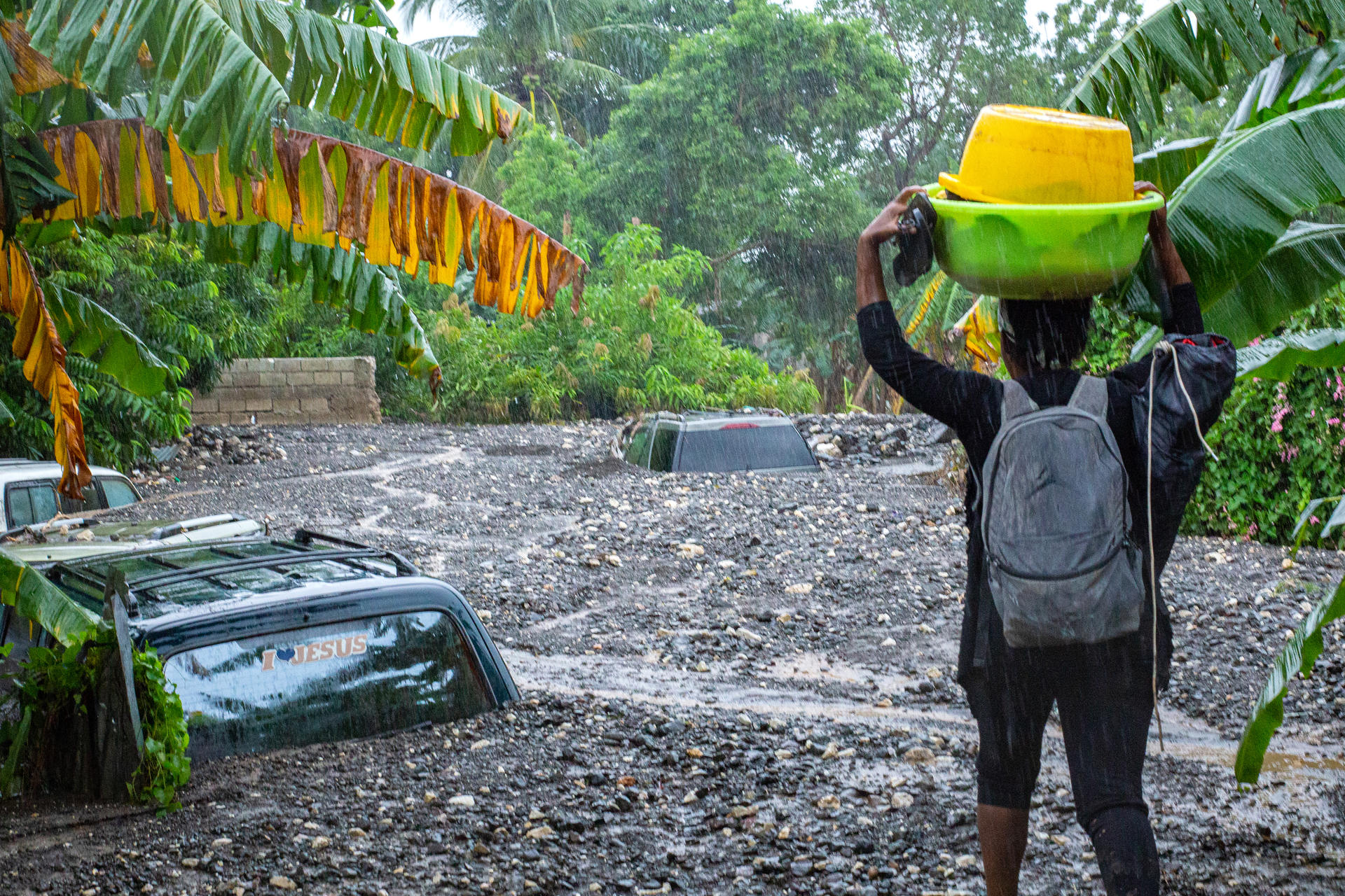 Una persona observa vehículos atrapados por las inundaciones causadas por el paso del huracán Melissa en Petit-Goâve (Haití). EFE/ Mentor David Lorens