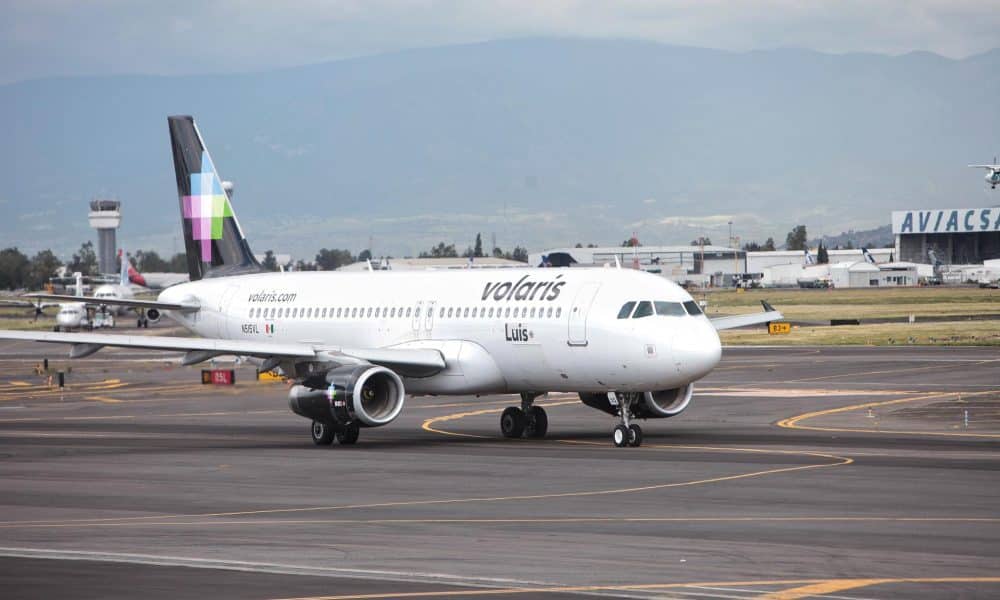 Fotografía de archivo que muestra un avión de la aerolínea Volaris, en el Aeropuerto Internacional Benito Juárez de la Ciudad de México (México). EFE/Sáshenka Gutiérrez
