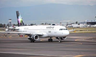 Fotografía de archivo que muestra un avión de la aerolínea Volaris, en el Aeropuerto Internacional Benito Juárez de la Ciudad de México (México). EFE/Sáshenka Gutiérrez