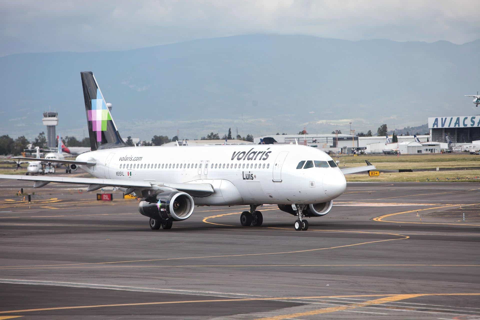 Fotografía de archivo que muestra un avión de la aerolínea Volaris, en el Aeropuerto Internacional Benito Juárez de la Ciudad de México (México). EFE/Sáshenka Gutiérrez