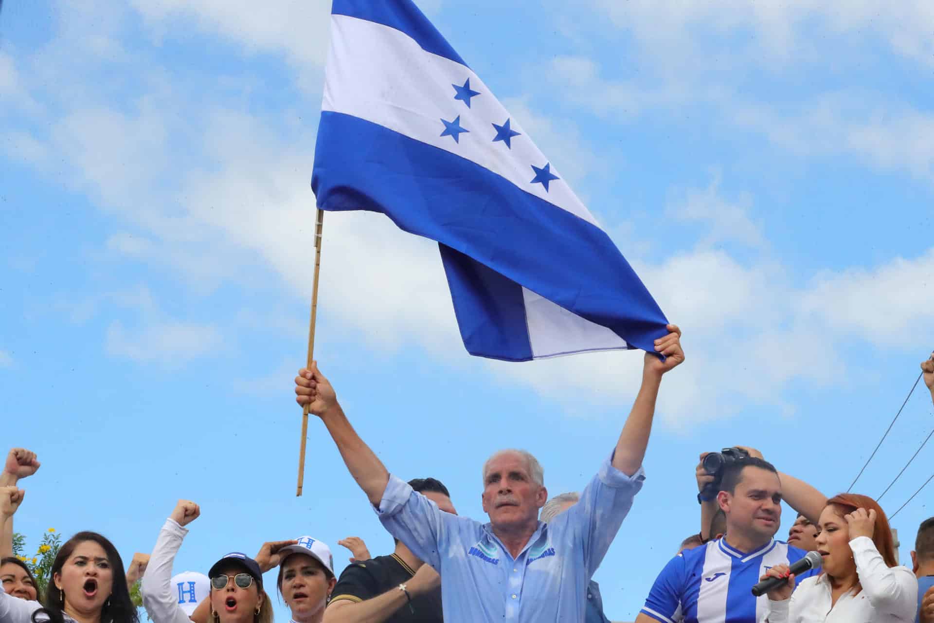 El candidato presidencial Nasry Asfura sostiene una bandera de Honduras durante la denominada 'Marcha por la defensa de la democracia' este sábado, en Tegucigalpa (Honduras). EFE/ Gustavo Amador