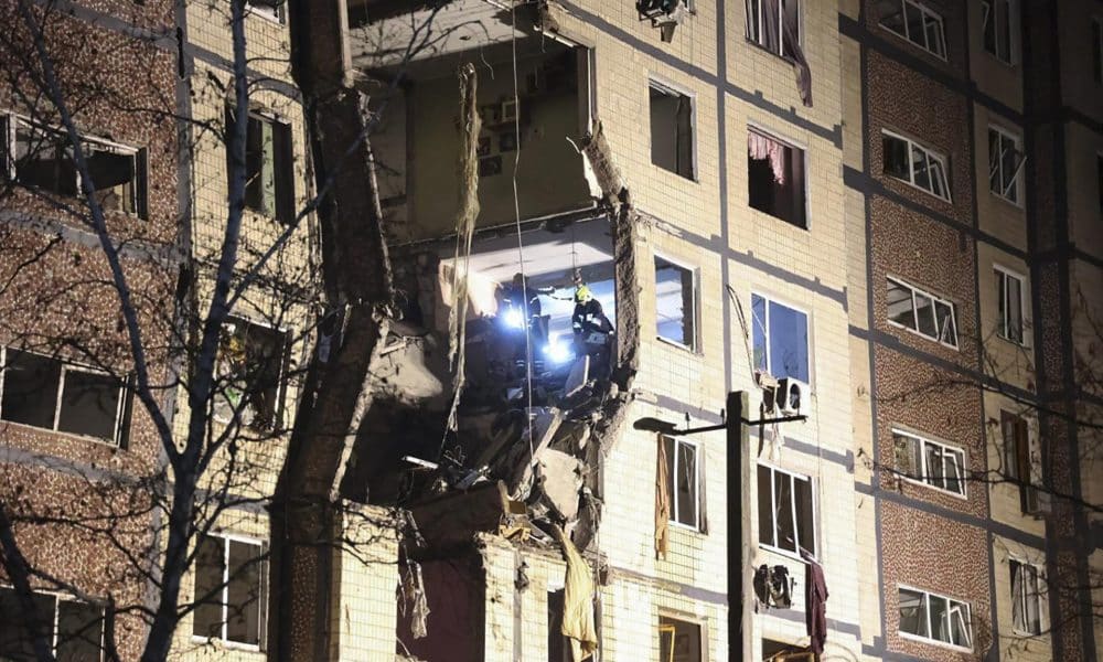 Equipos de rescate ucranianos trabajan tras un ataque ruso contra un edificio residencial en Dnipro, Ucrania central, el 8 de noviembre de 2025. EFE/EPA/DNIPROPETROVSK REGIONAL STATE ADMINISTRATION HANDOUT HANDOUT EDITORIAL USE ONLY/NO SALES