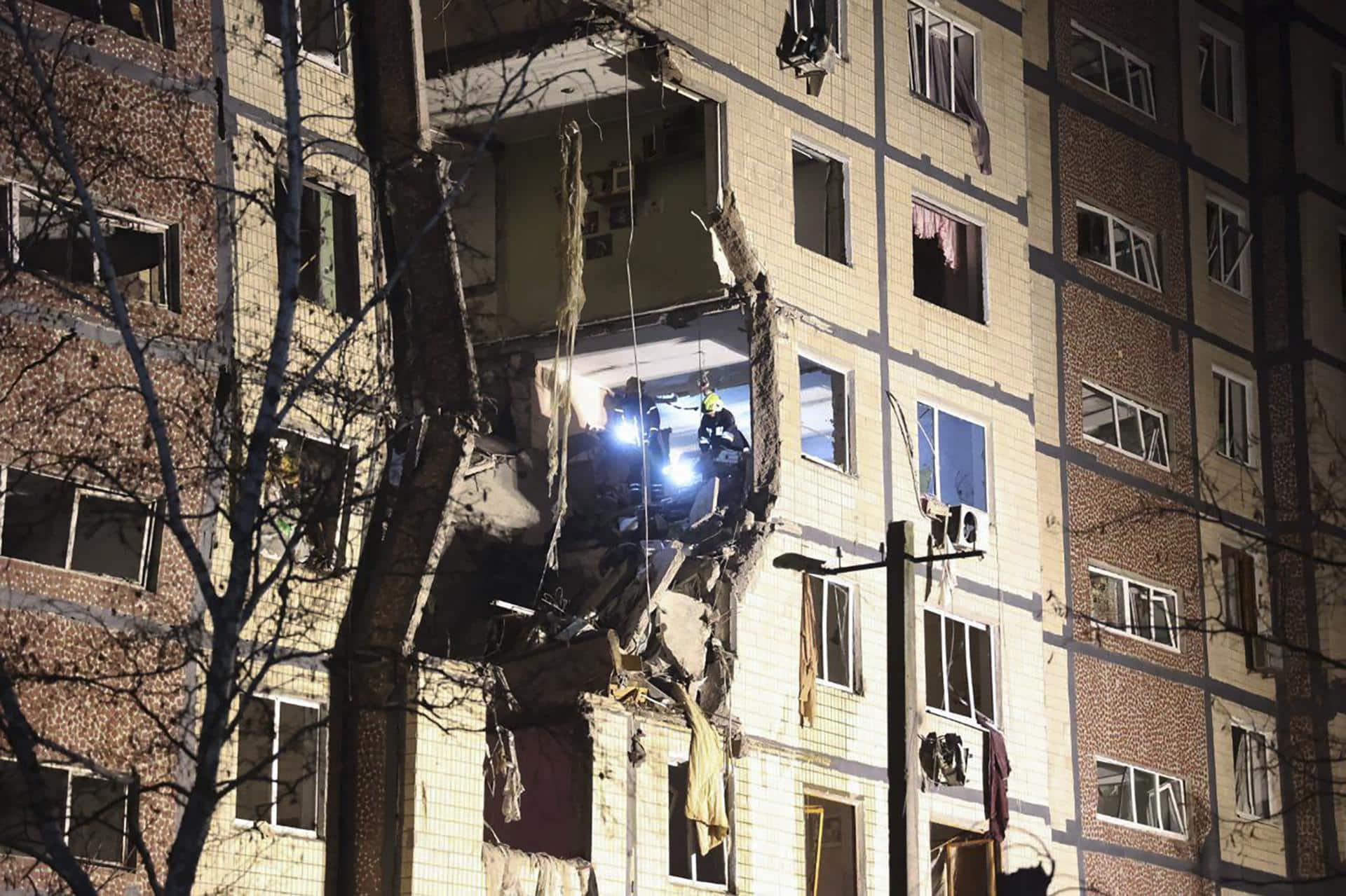 Equipos de rescate ucranianos trabajan tras un ataque ruso contra un edificio residencial en Dnipro, Ucrania central, el 8 de noviembre de 2025. EFE/EPA/DNIPROPETROVSK REGIONAL STATE ADMINISTRATION HANDOUT HANDOUT EDITORIAL USE ONLY/NO SALES
