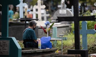 Una persona visita el cementerio periférico con motivo del Día de Muertos este domingo, en Managua (Nicaragua). EFE/ STR