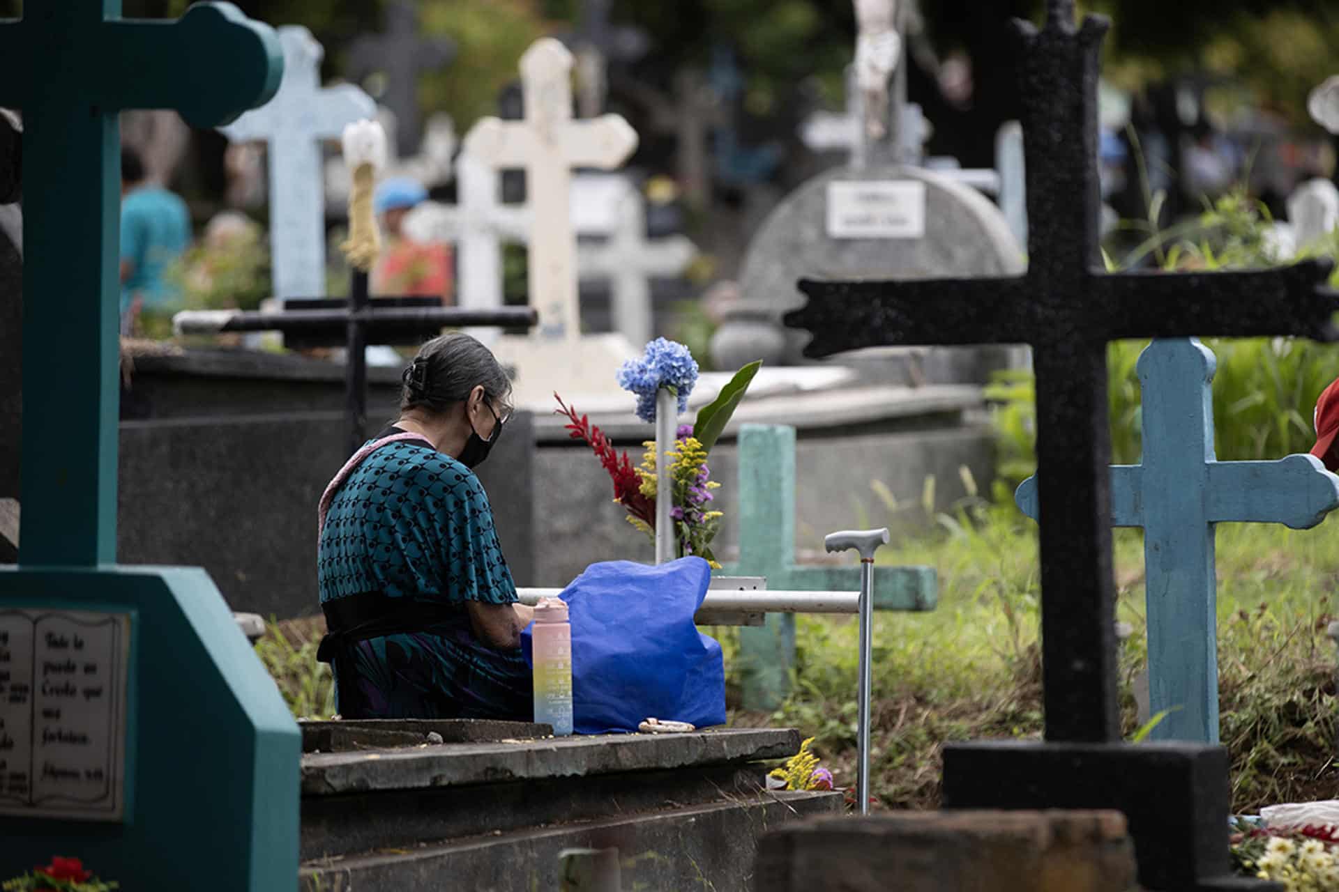 Una persona visita el cementerio periférico con motivo del Día de Muertos este domingo, en Managua (Nicaragua). EFE/ STR