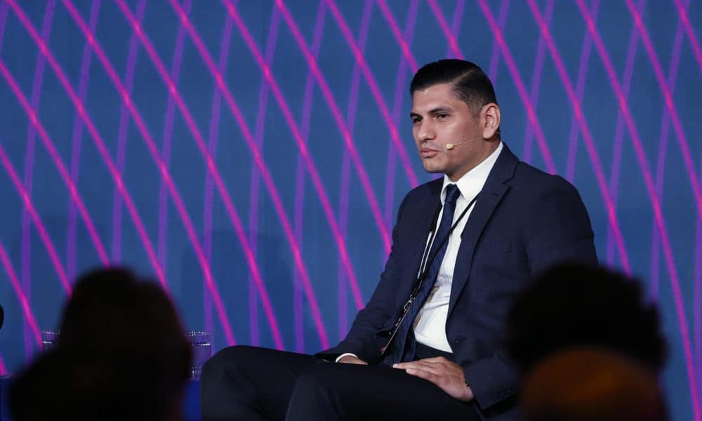 El profesor mexicano Sergio Juárez, reconocido por implementar métodos de enseñanza innovadores en la escuela primaria, interviene en el diálogo 'La cultura, la educación y la Inteligencia Artificial' en la segunda jornada del Congreso Futuro Iberoamericano celebrado en Madrid. EFE/ Mariscal