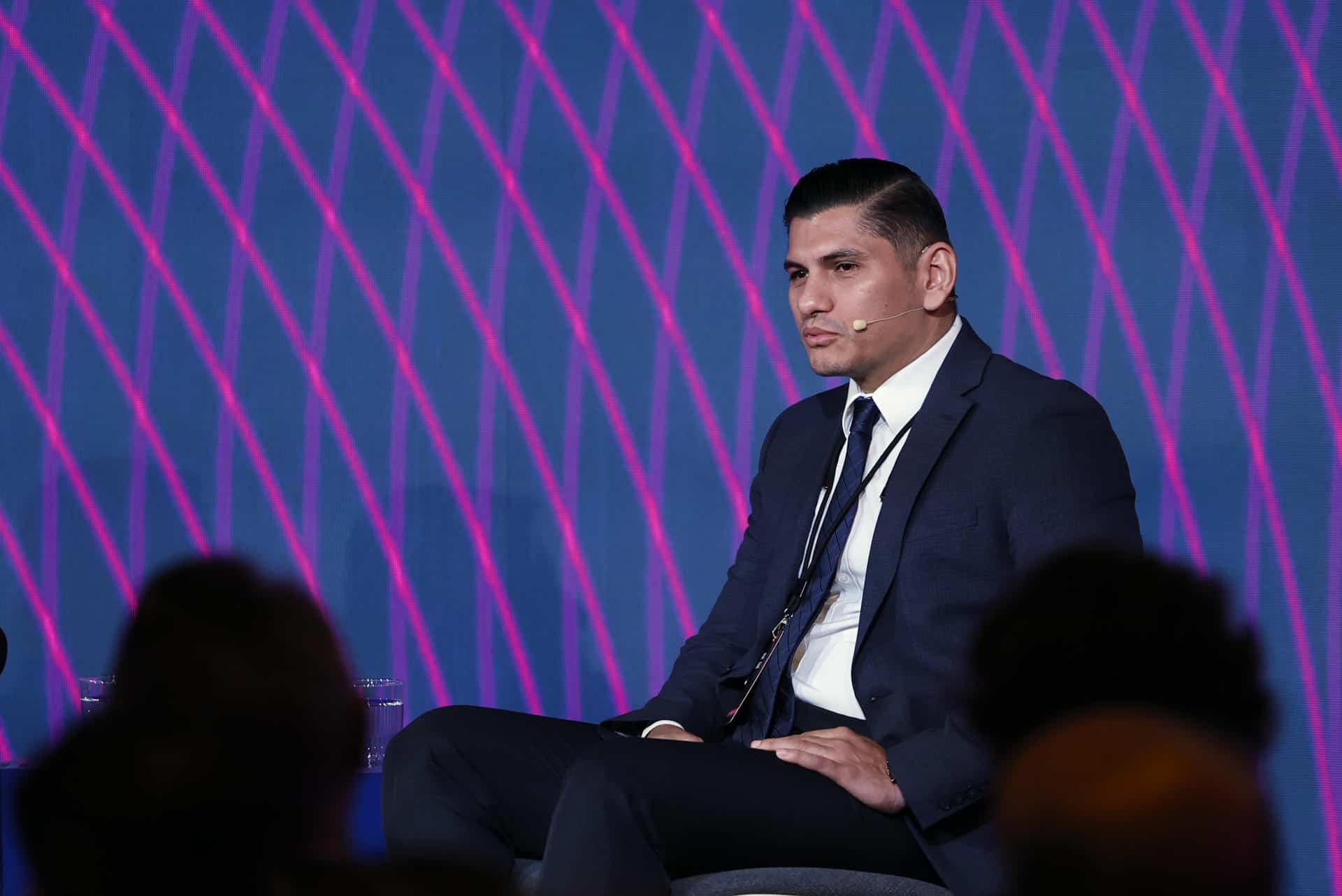 El profesor mexicano Sergio Juárez, reconocido por implementar métodos de enseñanza innovadores en la escuela primaria, interviene en el diálogo 'La cultura, la educación y la Inteligencia Artificial' en la segunda jornada del Congreso Futuro Iberoamericano celebrado en Madrid. EFE/ Mariscal