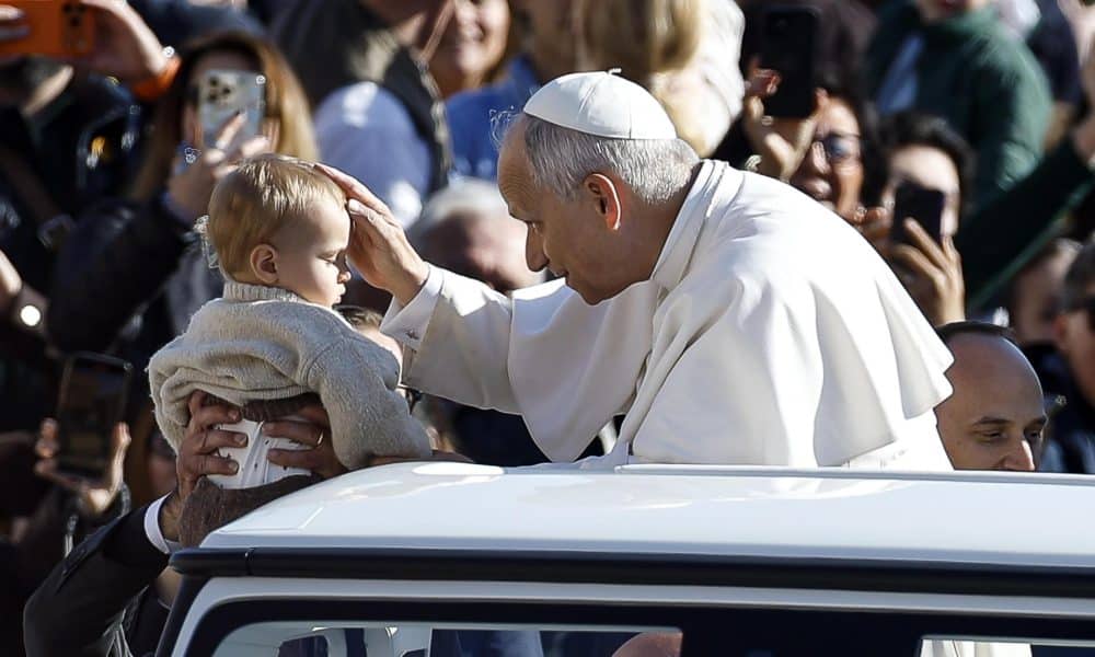 El papa León XIV bendice a un niño desde el papamóvil durante la Audiencia por el Jubileo del Mundo del Trabajo en la Plaza de San Pedro, en la Ciudad del Vaticano, el 8 de noviembre de 2025. EFE/EPA/ANGELO CARCONI