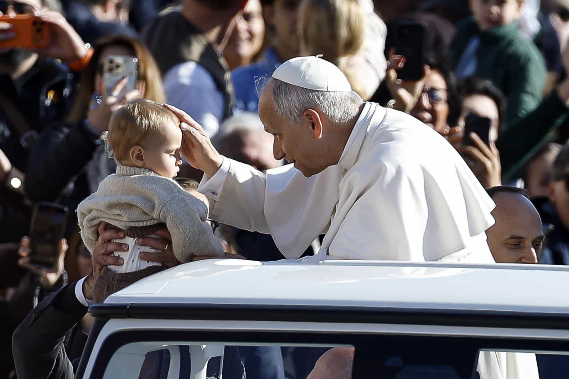 El papa León XIV bendice a un niño desde el papamóvil durante la Audiencia por el Jubileo del Mundo del Trabajo en la Plaza de San Pedro, en la Ciudad del Vaticano, el 8 de noviembre de 2025. EFE/EPA/ANGELO CARCONI