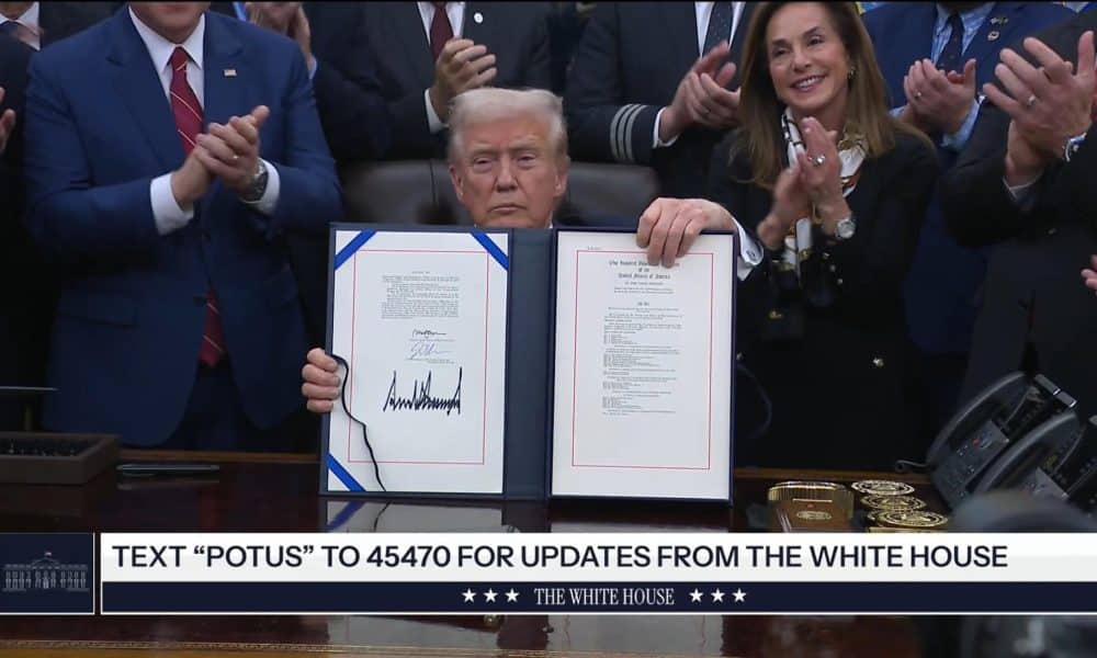 Captura de video tomada de una transmisión de la Casa Blanca del presidente de Estados Unidos, Donald Trump, con la ley que pone fin al cierre de Gobierno este miércoles, en Washington (EE.UU.). EFE/ Casa Blanca