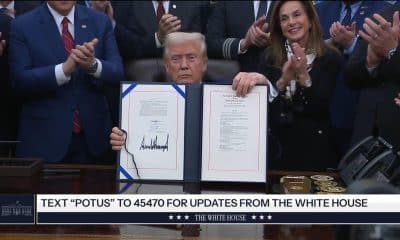 Captura de video tomada de una transmisión de la Casa Blanca del presidente de Estados Unidos, Donald Trump, con la ley que pone fin al cierre de Gobierno este miércoles, en Washington (EE.UU.). EFE/ Casa Blanca