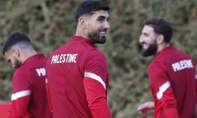 Yaser Hamed Mayor (c), futbolista vasco internacional con Palestina, calienta durante el entrenamiento que el conjunto celebró el pasado miércoles en las instalaciones del Athletic de Bilbao en Lezama (Bizkaia). EFE/ Miguel Toña