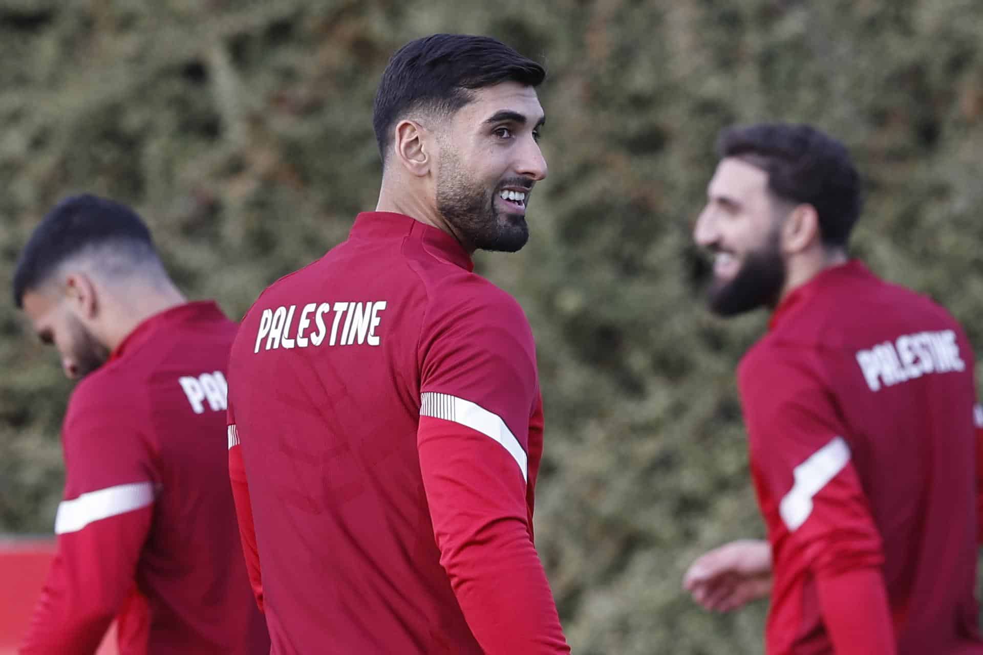 Yaser Hamed Mayor (c), futbolista vasco internacional con Palestina, calienta durante el entrenamiento que el conjunto celebró el pasado miércoles en las instalaciones del Athletic de Bilbao en Lezama (Bizkaia). EFE/ Miguel Toña