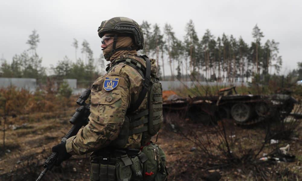 Un soldado ucraniano cerca del frente. EFE/Miguel Gutiérrez