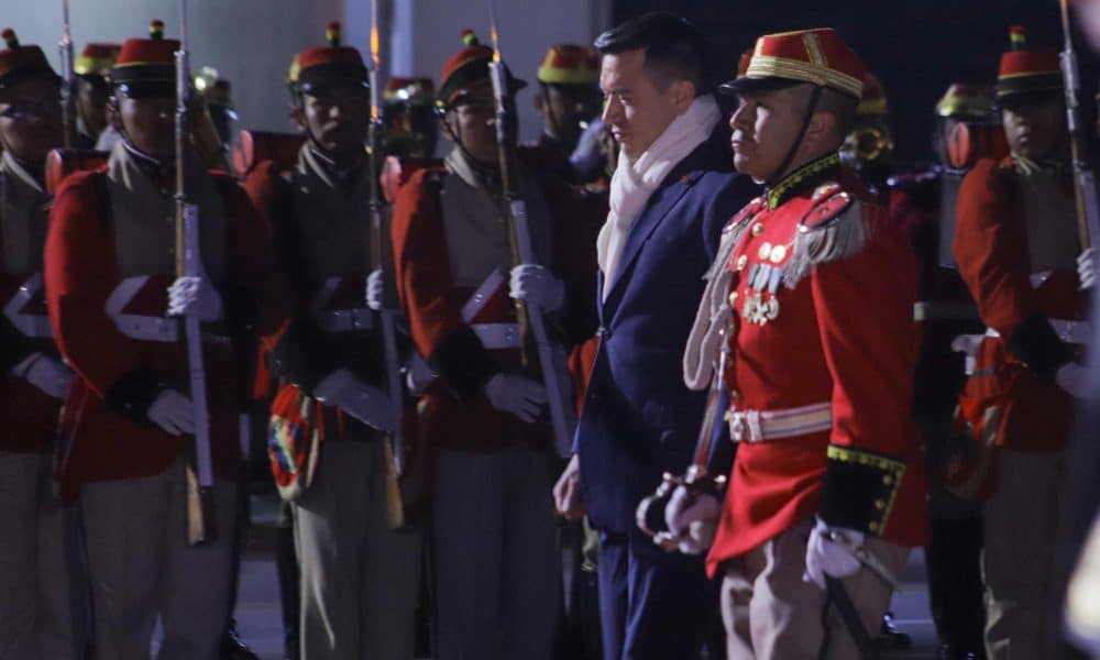 El presidente de Ecuador, Daniel Noboa, llega al Aeropuerto Internacional El Alto este viernes, en El Alto (Bolivia). EFE/ Gabriel Márquez