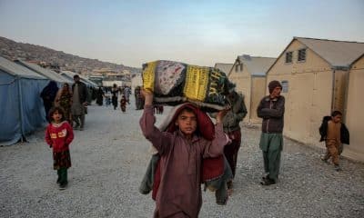 Refugiados afganos esperan en un campamento tras regresar de los países vecinos de Pakistán e Irán antes de regresar a sus lugares de origen con la asistencia de las autoridades, en Kabul, Afganistán, el 19 de noviembre de 2025.
EFE/EPA/SAMIULLAH POPAL