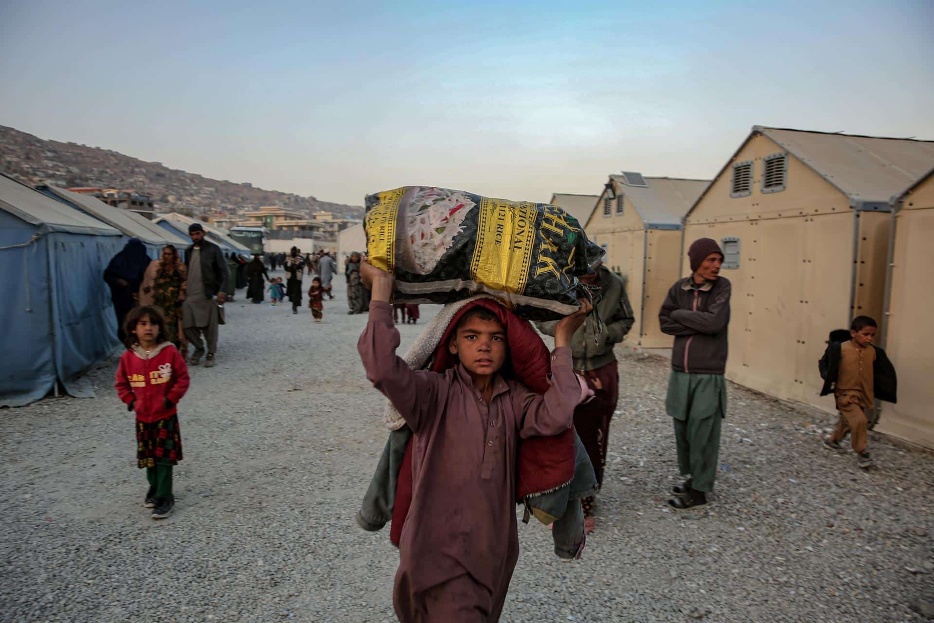 Refugiados afganos esperan en un campamento tras regresar de los países vecinos de Pakistán e Irán antes de regresar a sus lugares de origen con la asistencia de las autoridades, en Kabul, Afganistán, el 19 de noviembre de 2025.
EFE/EPA/SAMIULLAH POPAL