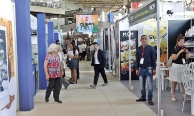 AME2278. LA HABANA (CUBA), 24/11/2025.- Personas caminan en el recinto donde se realiza la 41 edición de la Feria Internacional de La Habana este lunes, en La Habana (Cuba). El Gobierno cubano reconoció las "dificultades financieras" que sufre la isla, pero prometió un "entorno más dinámico y más transparente", con "más facilidades y garantías", para inversores extranjeros. EFE/ Ernesto Mastrascusa