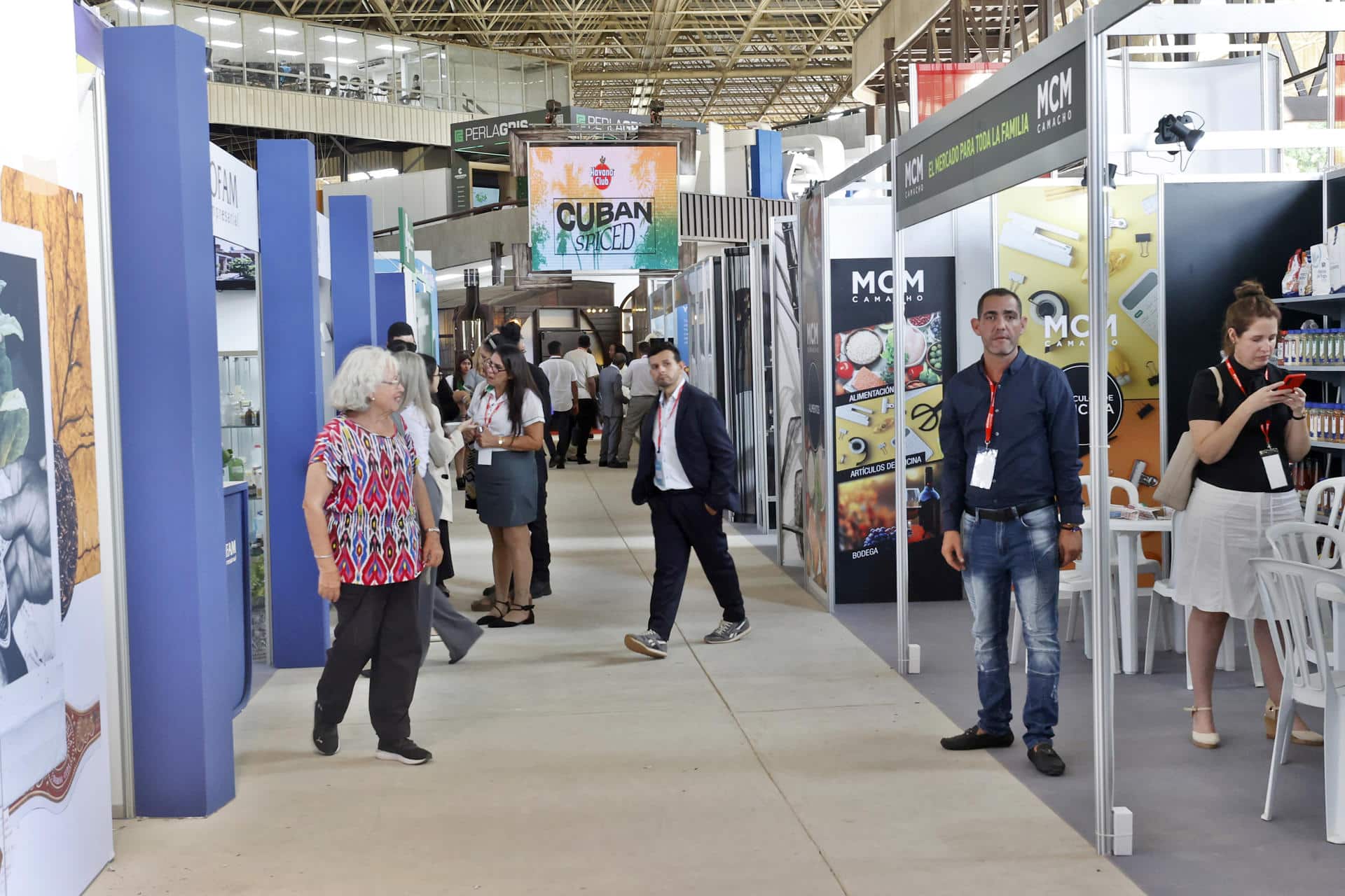 AME2278. LA HABANA (CUBA), 24/11/2025.- Personas caminan en el recinto donde se realiza la 41 edición de la Feria Internacional de La Habana este lunes, en La Habana (Cuba). El Gobierno cubano reconoció las "dificultades financieras" que sufre la isla, pero prometió un "entorno más dinámico y más transparente", con "más facilidades y garantías", para inversores extranjeros. EFE/ Ernesto Mastrascusa