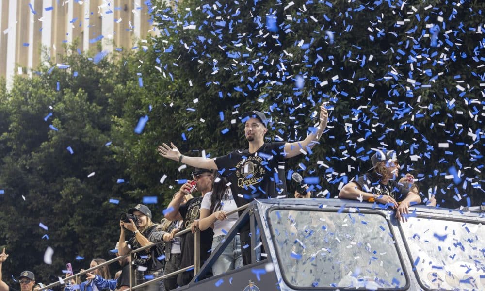El lanzador de los Dodgers de Los Ángeles Blake Snell celebra durante el desfile del campeonato de la Serie Mundial este 3 de noviembre de 2025. EFE/EPA/JILL CONNELLY