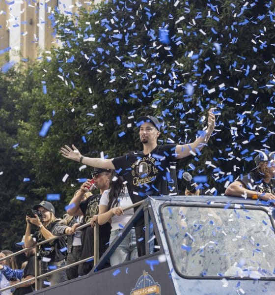 El lanzador de los Dodgers de Los Ángeles Blake Snell celebra durante el desfile del campeonato de la Serie Mundial este 3 de noviembre de 2025. EFE/EPA/JILL CONNELLY