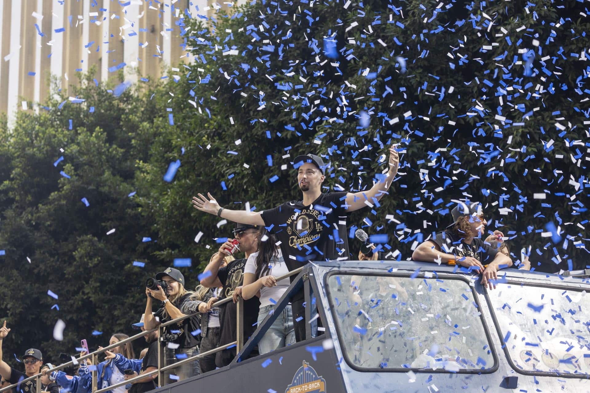 El lanzador de los Dodgers de Los Ángeles Blake Snell celebra durante el desfile del campeonato de la Serie Mundial este 3 de noviembre de 2025. EFE/EPA/JILL CONNELLY
