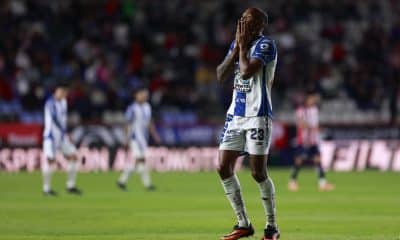 Luis Quiñones de Pachuca lamenta este domingo la derrota por 0-1 ante el Guadalajara en el estadio Hidalgo. EFE / David Martínez Pelcastre