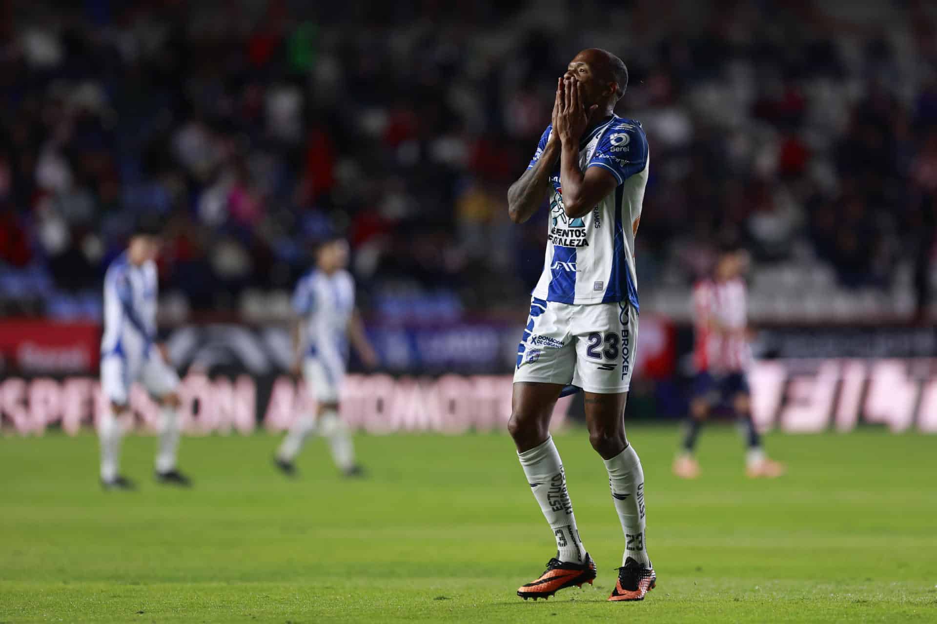 Luis Quiñones de Pachuca lamenta este domingo la derrota por 0-1 ante el Guadalajara en el estadio Hidalgo. EFE / David Martínez Pelcastre