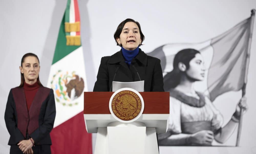La titular del Secretariado Ejecutivo del Sistema Nacional de Seguridad Pública (SESNSP), Marcela Figueroa (c), participa este martes durante la conferencia de prensa matutina de la presidenta de México Claudia Sheinbaum en Palacio Nacional de la Ciudad de México (México). EFE/José Méndez
