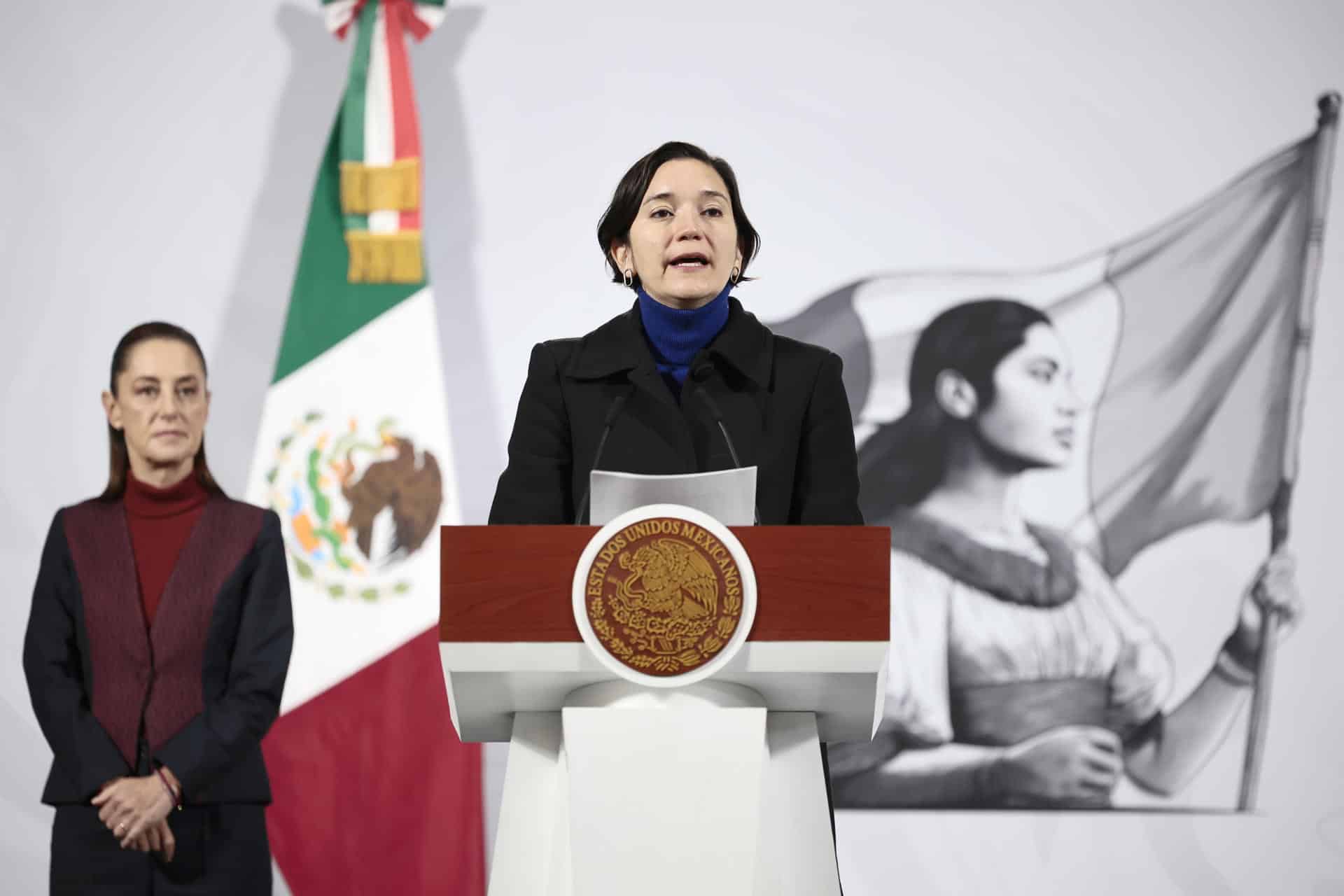 La titular del Secretariado Ejecutivo del Sistema Nacional de Seguridad Pública (SESNSP), Marcela Figueroa (c), participa este martes durante la conferencia de prensa matutina de la presidenta de México Claudia Sheinbaum en Palacio Nacional de la Ciudad de México (México). EFE/José Méndez